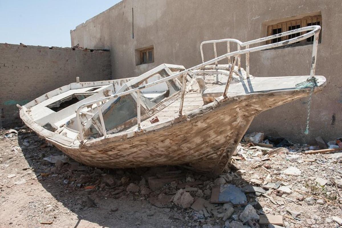 gechartertes Boot vor einem Gebäude