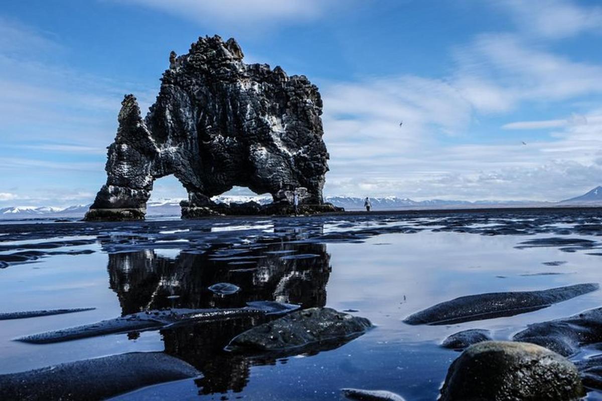 una formazione rocciosa nell'acqua su una spiaggia