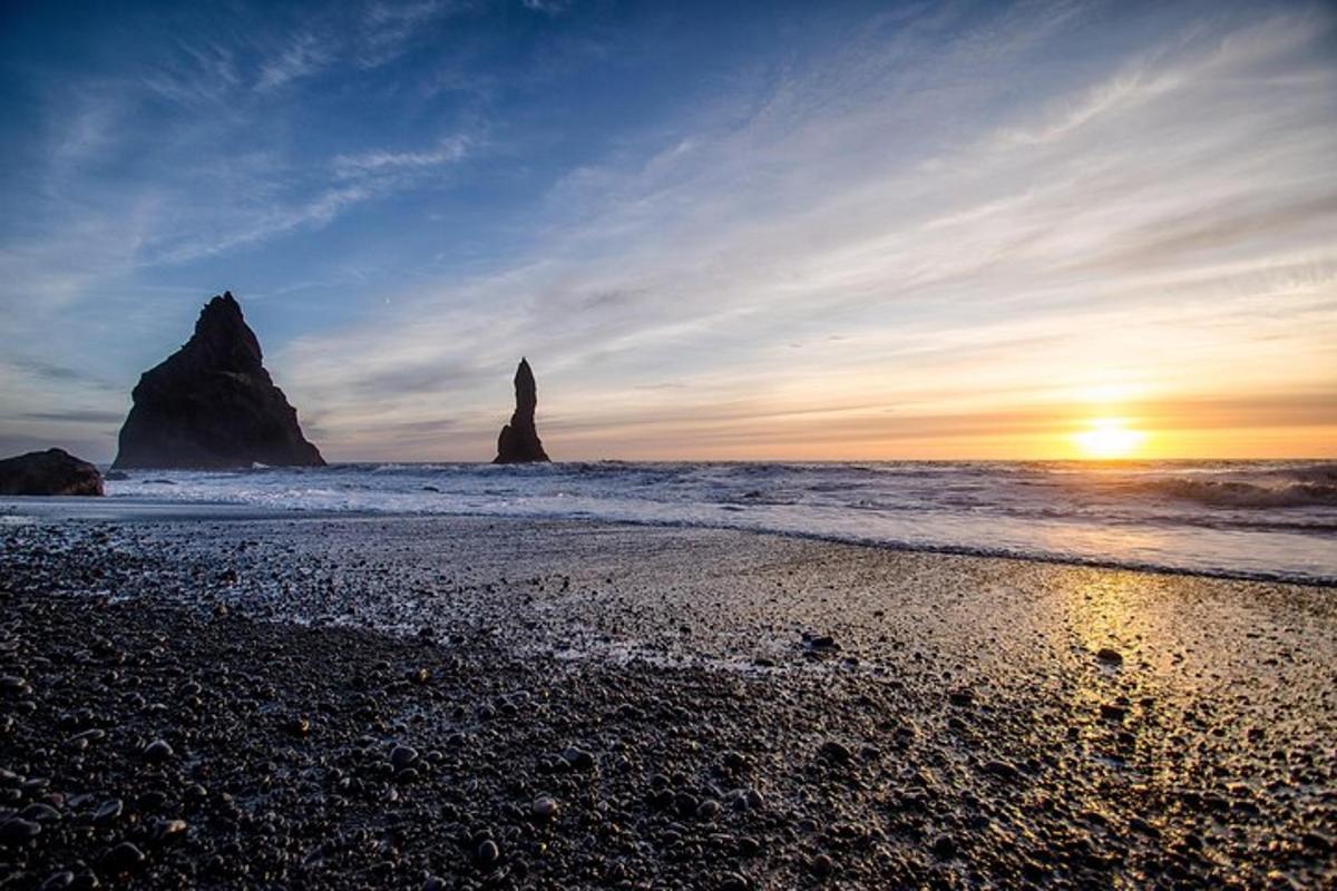 ein Strand mit zwei großen Felsen im Meer