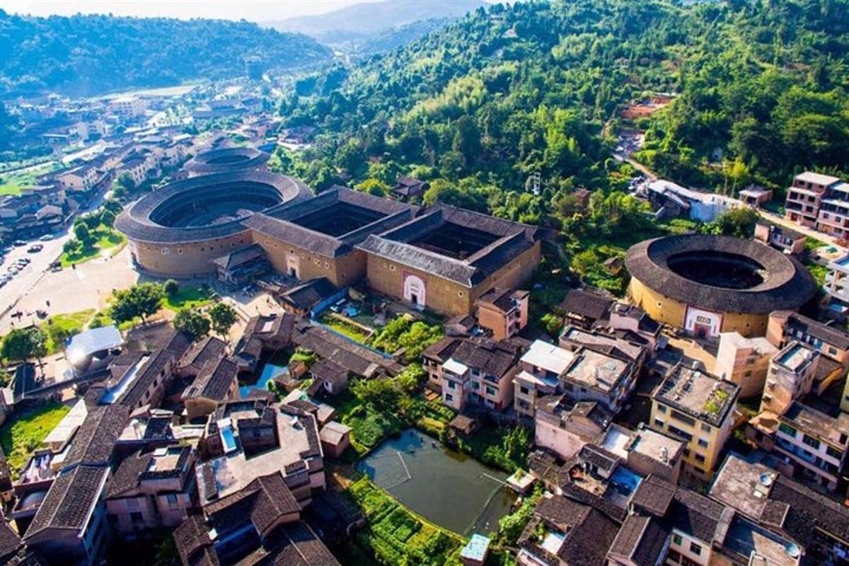 zračni pogled na mesto z zgradbo