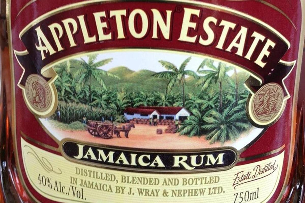 setoples rum Jamaika yang diletakkan di rak