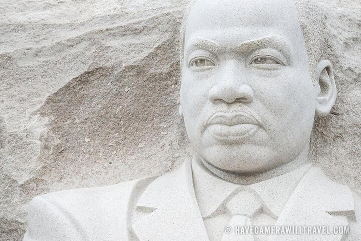 o statuie a unui bărbat în costum și cravată