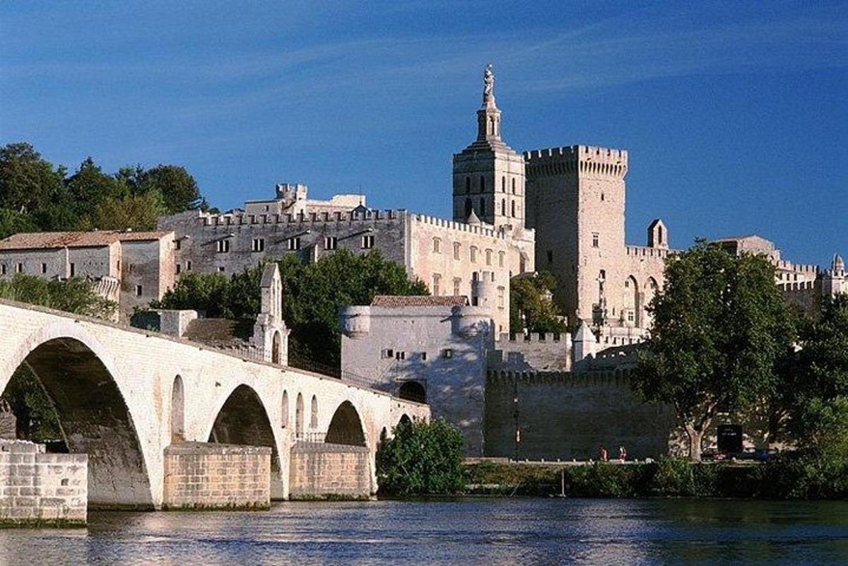 velký hrad s mostem přes řeku