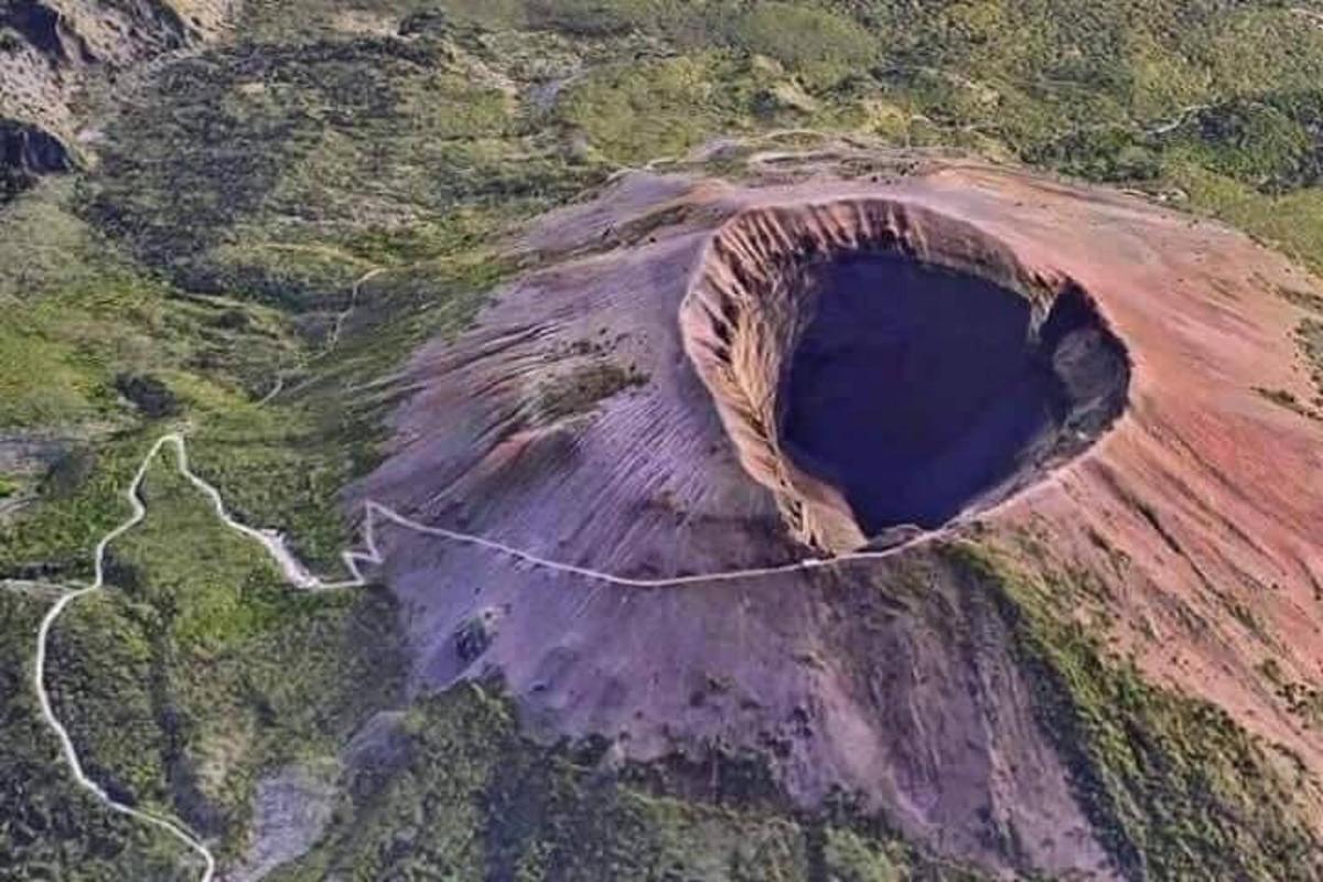 uma vista aérea de um buraco em uma montanha
