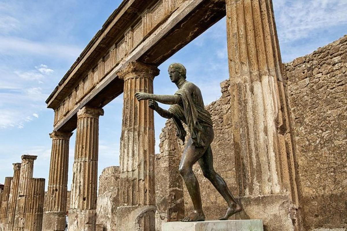 uma estátua de um homem em pé em frente a um prédio