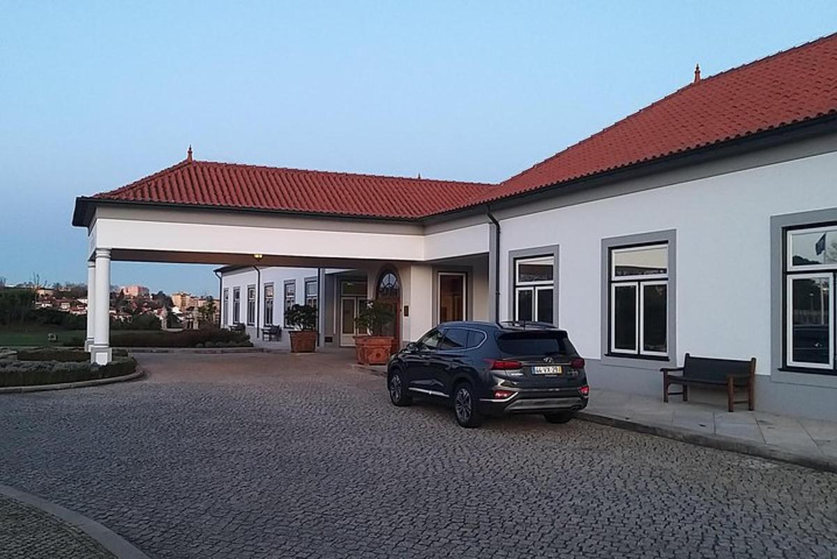 auto zaparkované před domem