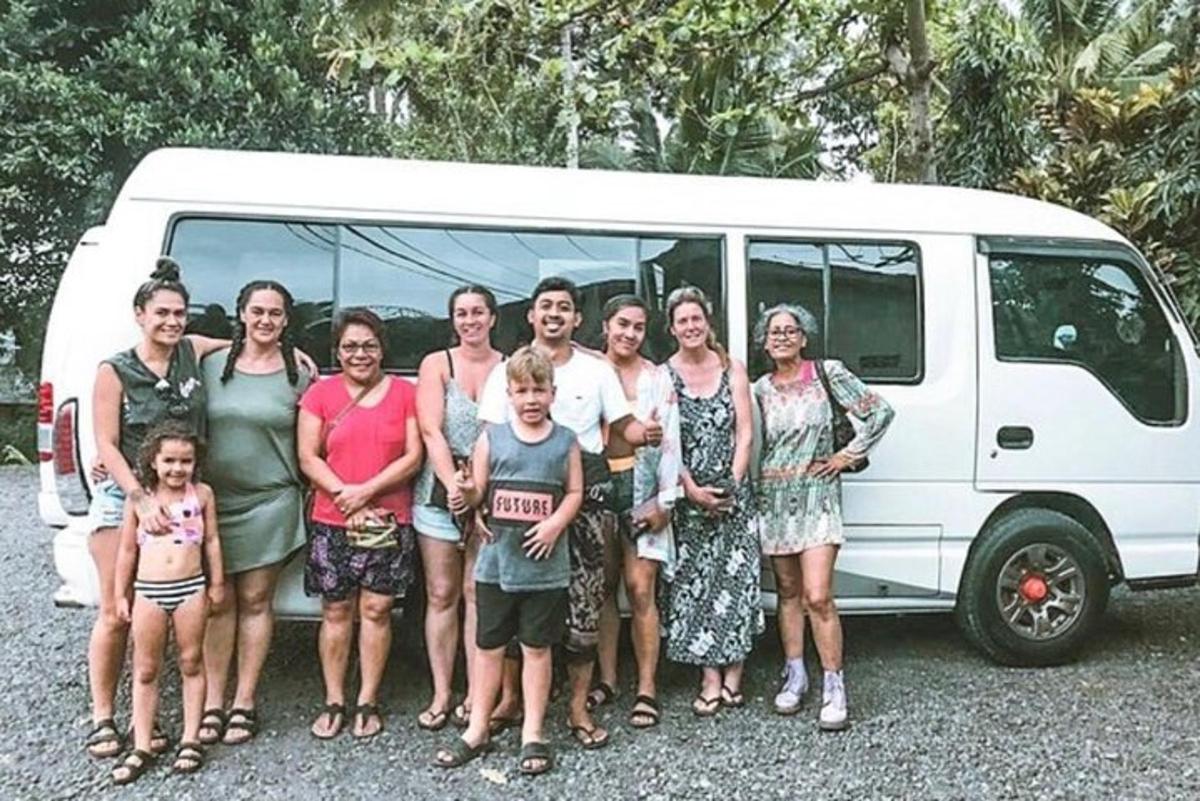 skupina ľudí stojacich pred dodávkou
