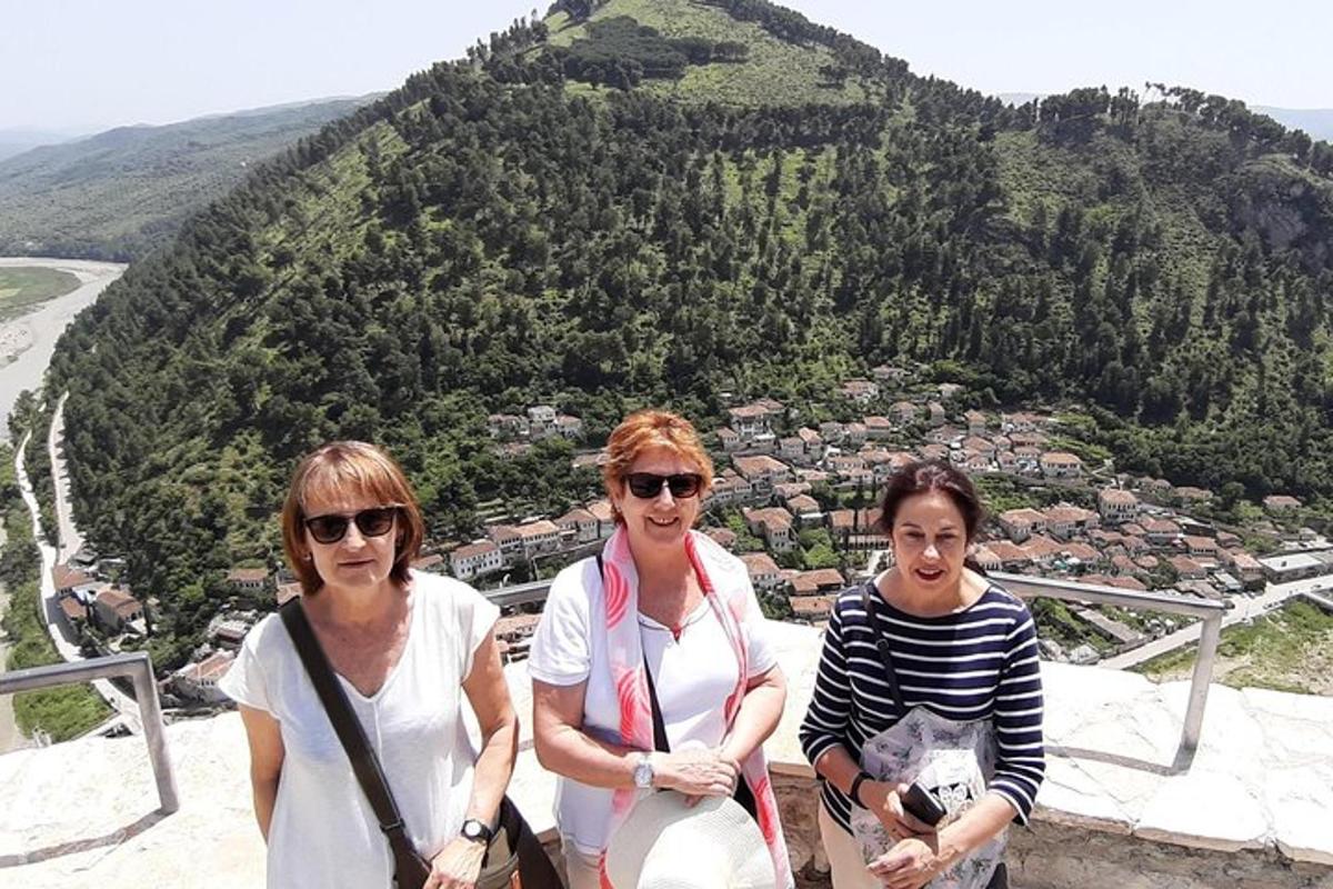 un gruppo di donne in piedi sulla cima di una montagna