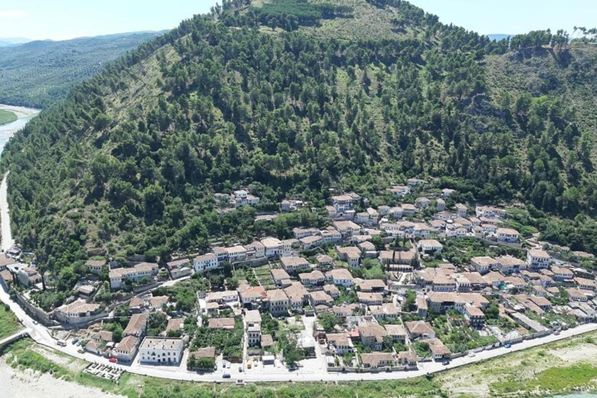 una vista aerea di una città su una montagna