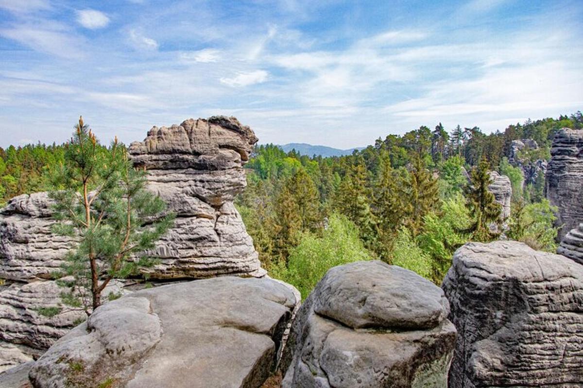 sekelompok batu di atas gunung