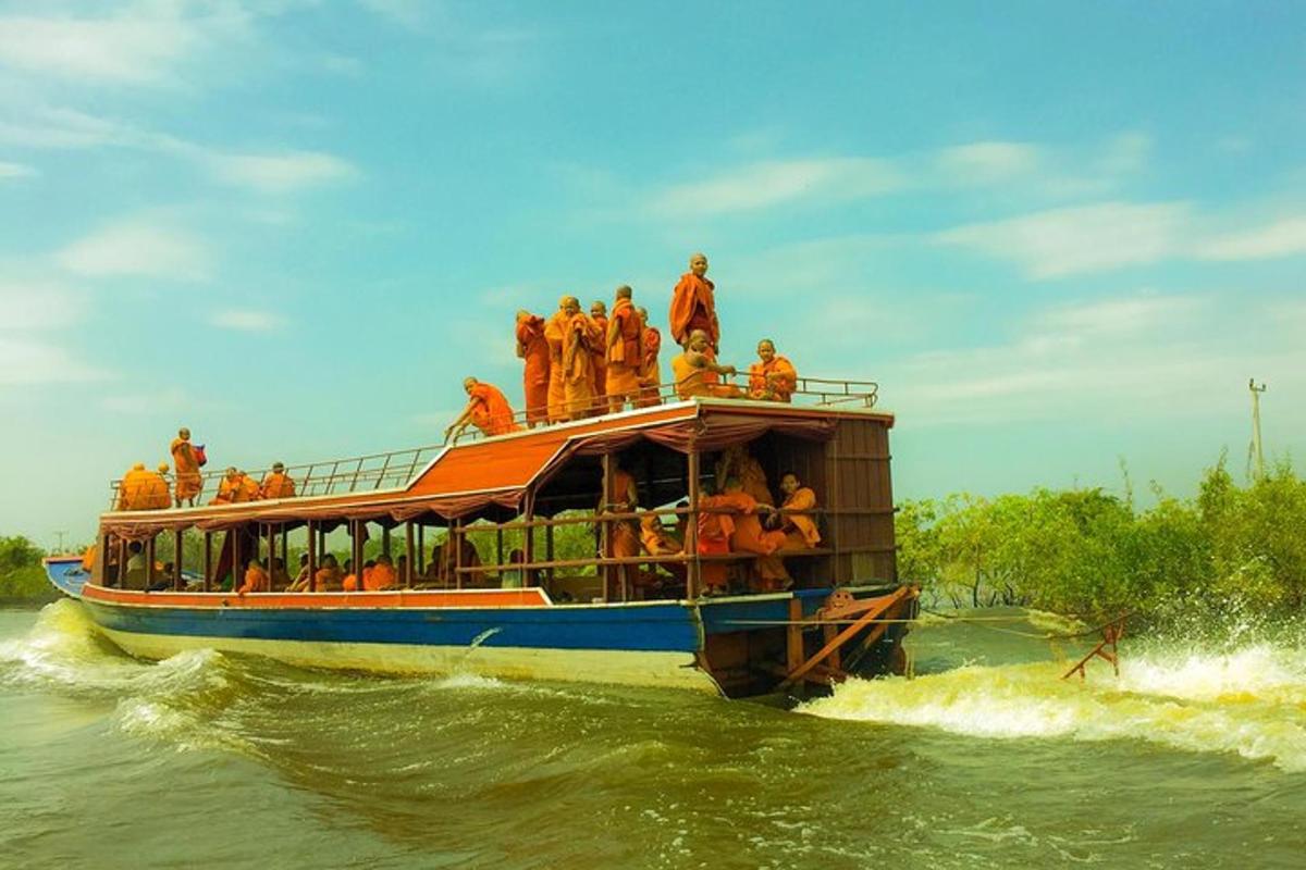 un grupo de personas en un barco en el agua