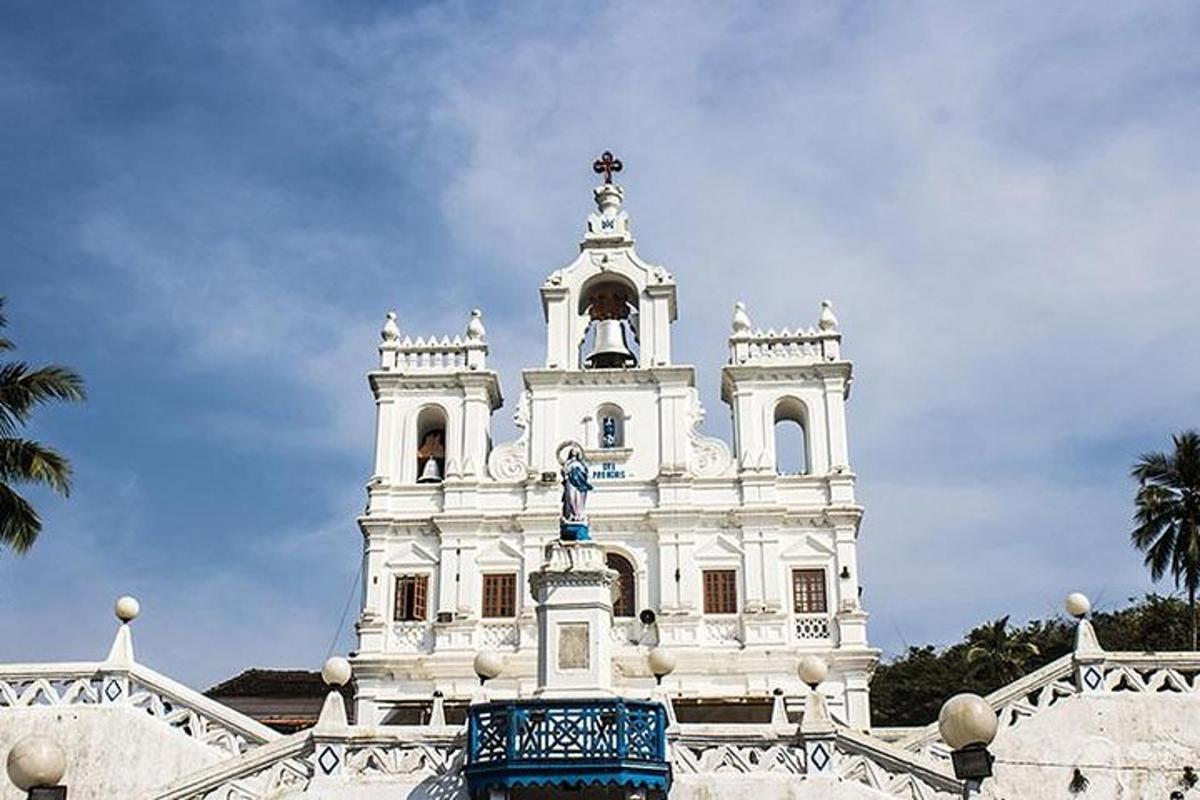 un edificio blanco con un campanario en la parte superior
