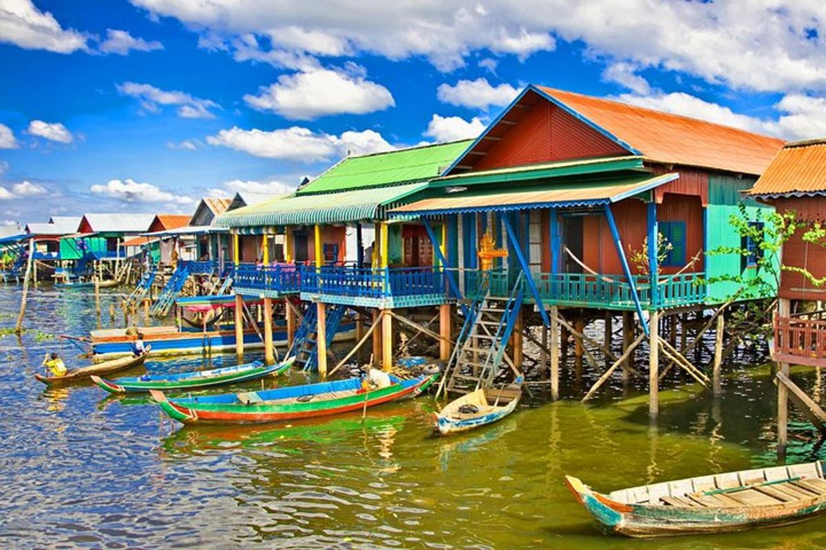 Un grupo de casas y barcos en el agua.