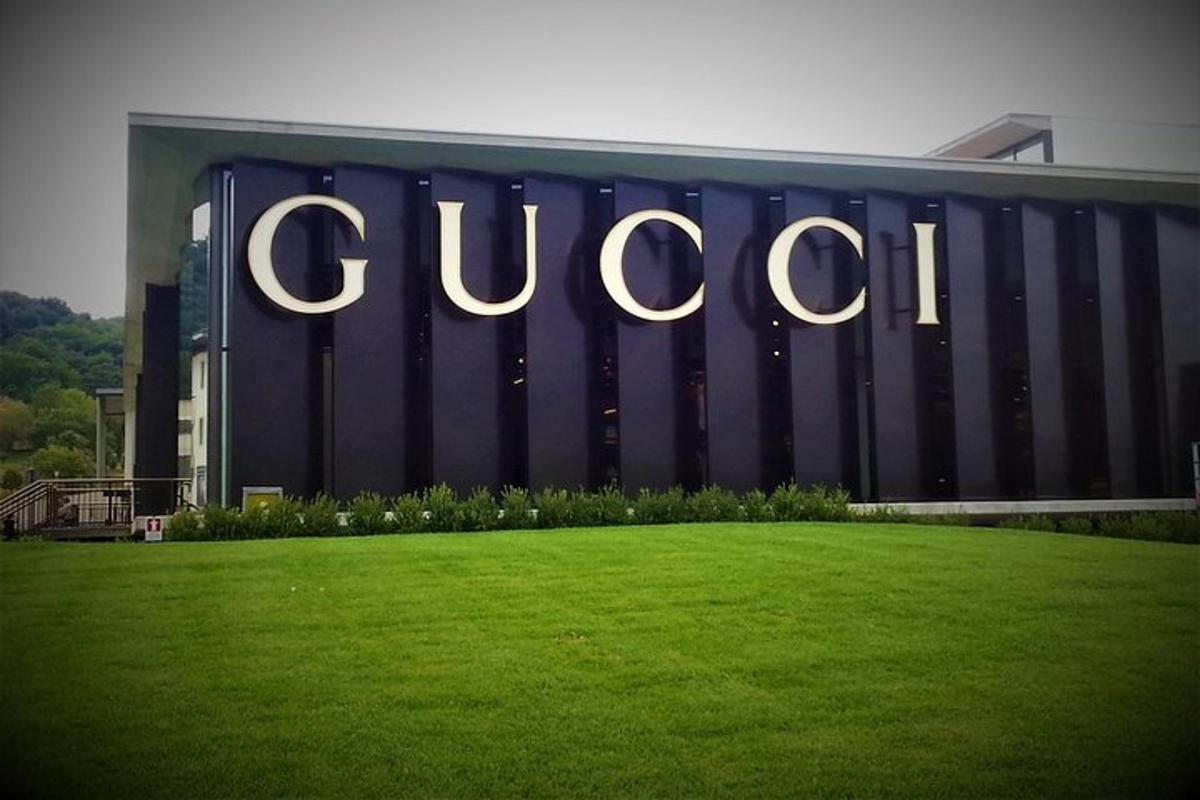 budova Gucci se zeleným trávníkem před ní