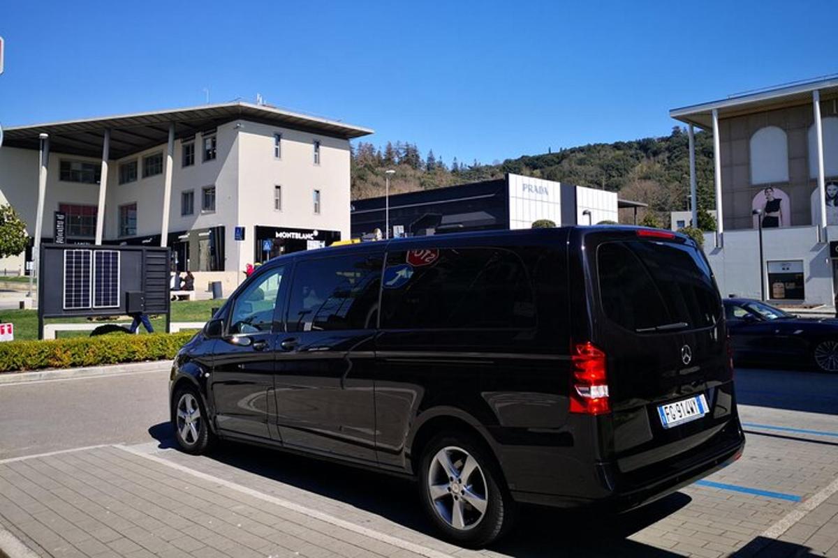 černá dodávka zaparkovaná na parkovišti