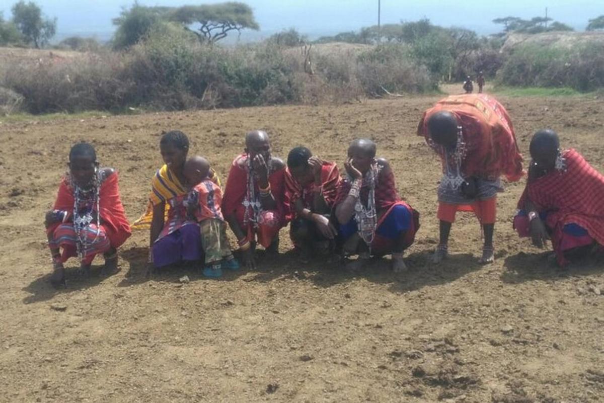Un grupo de niños está arrodillado en un campo.