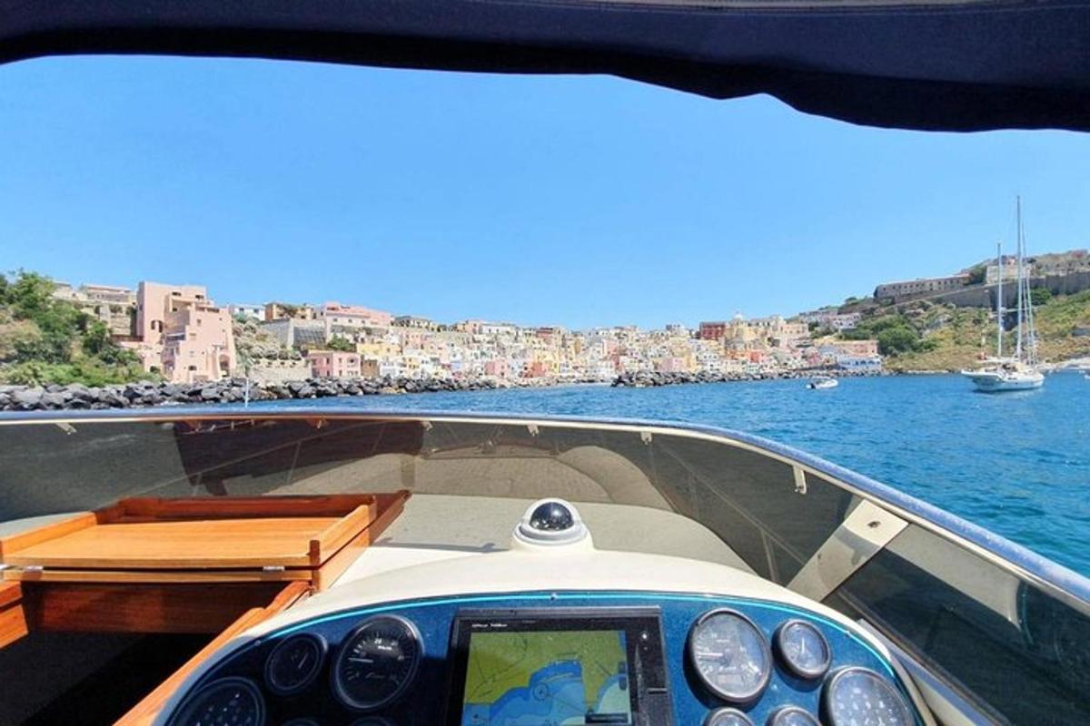 Un barco en el agua con vistas a una ciudad.