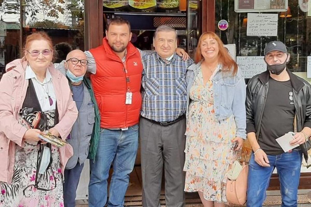 група людей, що стоять перед магазином