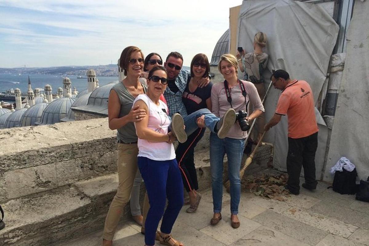 un gruppo di persone in posa per una foto in cima a un edificio