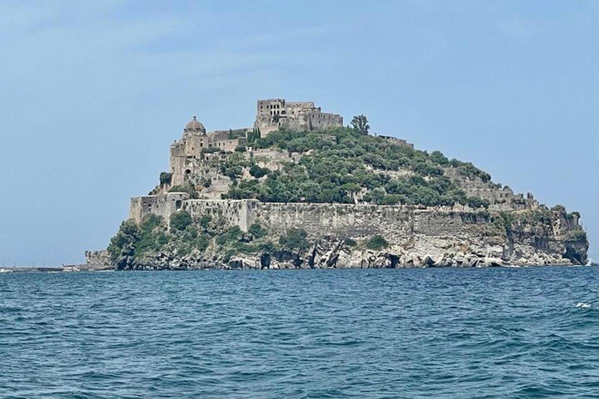 Una isla en el agua con un castillo en ella