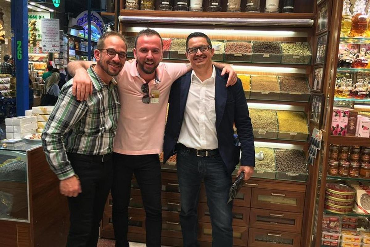 tre uomini posano per una foto in un negozio