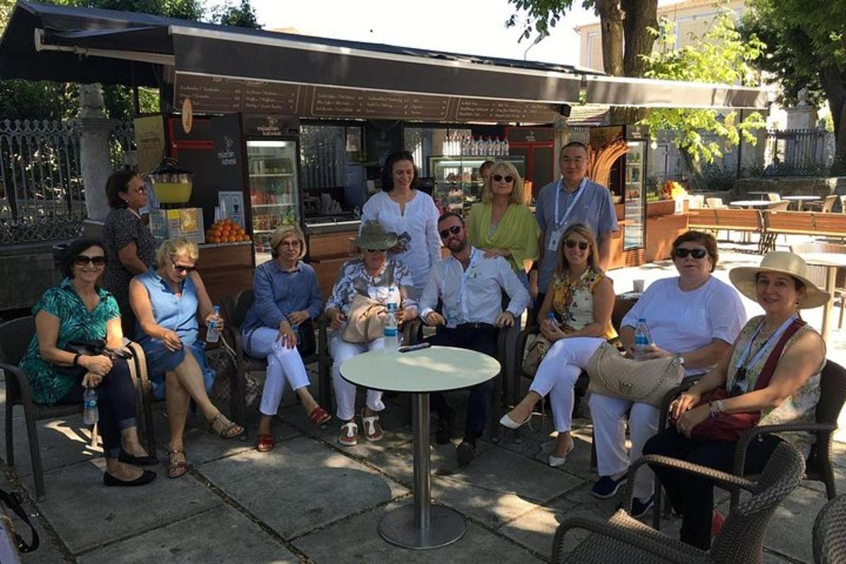 un gruppo di persone sedute su sedie davanti a un ristorante