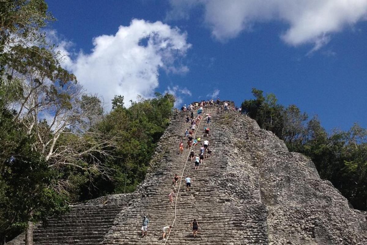 un gruppo di persone in cima a una piramide