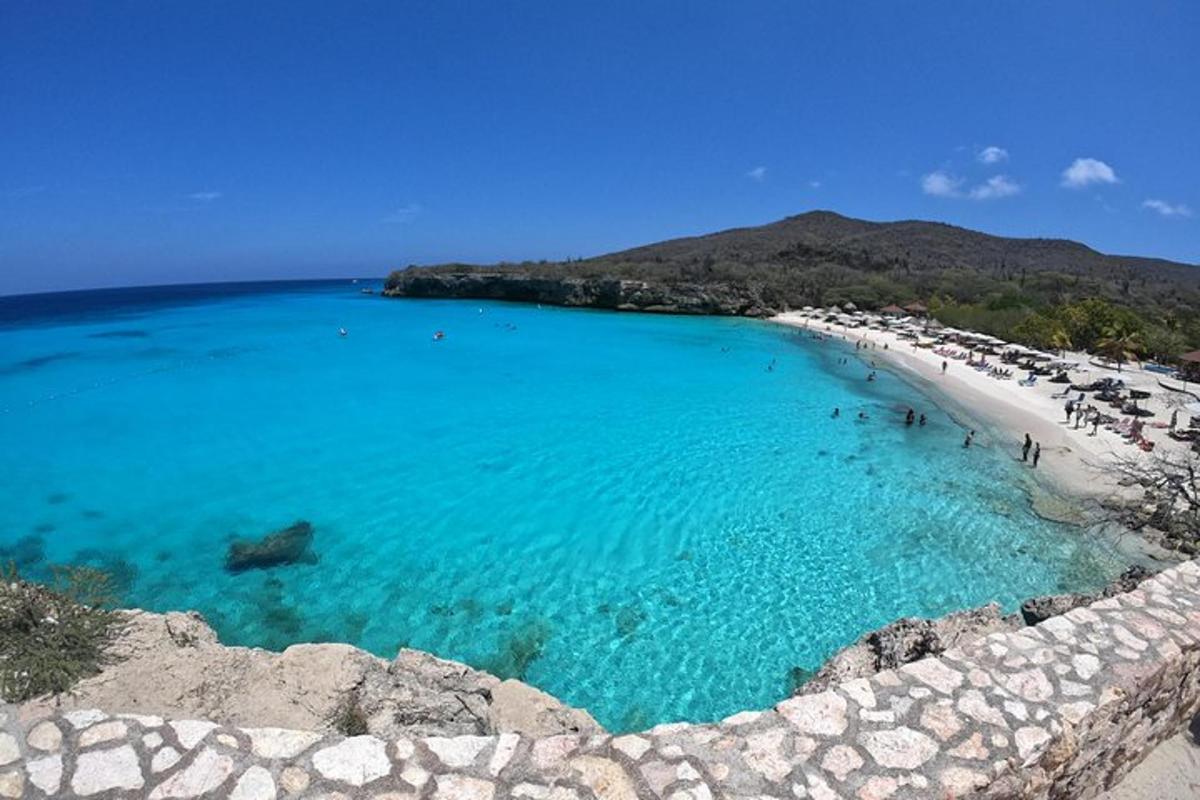 una spiaggia con una grande piscina di acqua blu