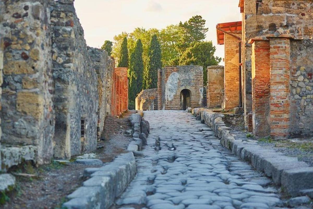 tlakovana ulica v stari stavbi