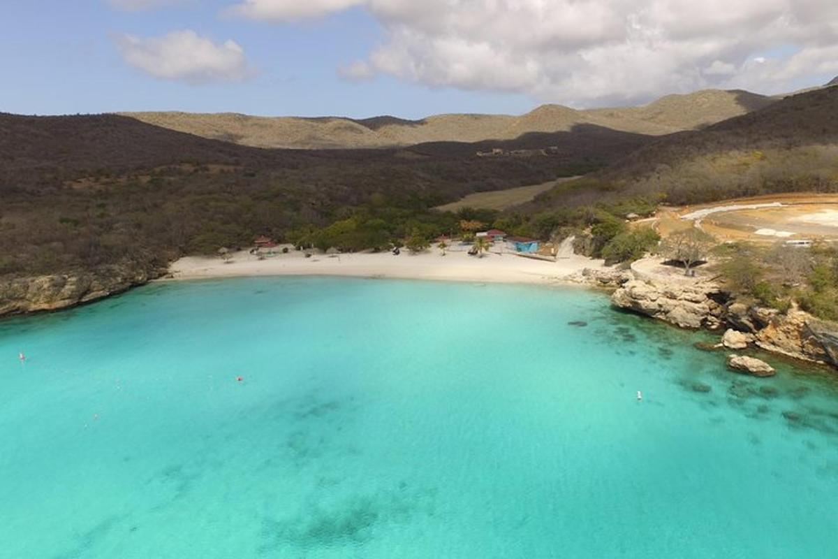 uma vista aérea de uma praia com água azul