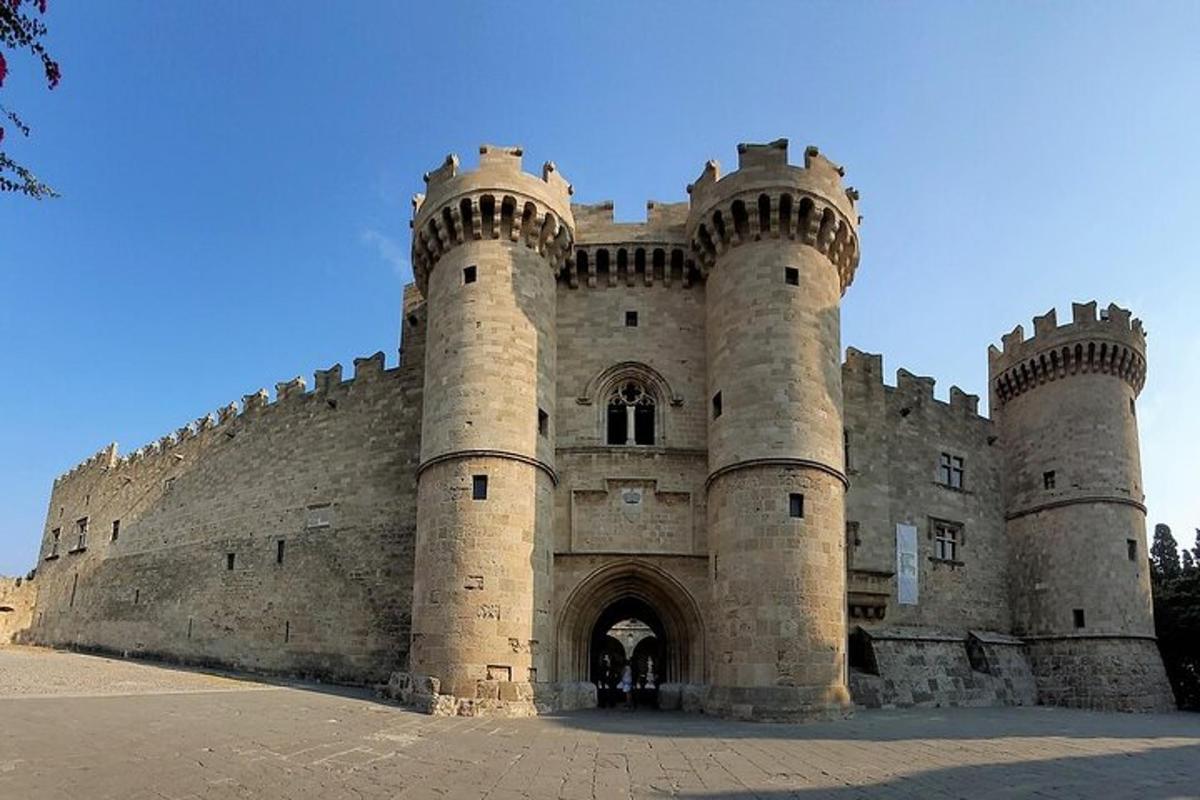 un grande castello con un ingresso