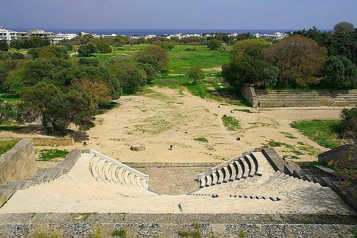 un anfiteatro vuoto in un campo con alberi