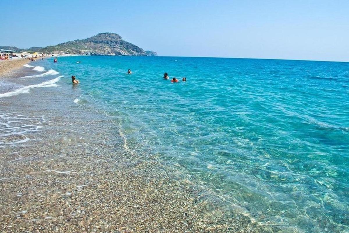 группа людей в воде на пляже
