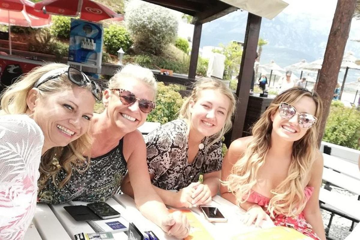 un grupo de mujeres sentadas en una mesa