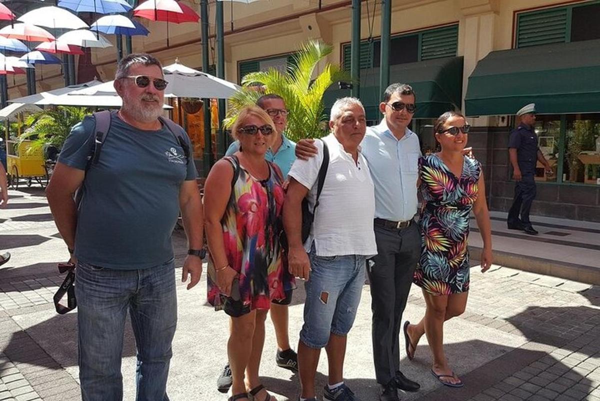 μια ομάδα ανθρώπων που ποζάρουν για μια φωτογραφία σε έναν δρόμο