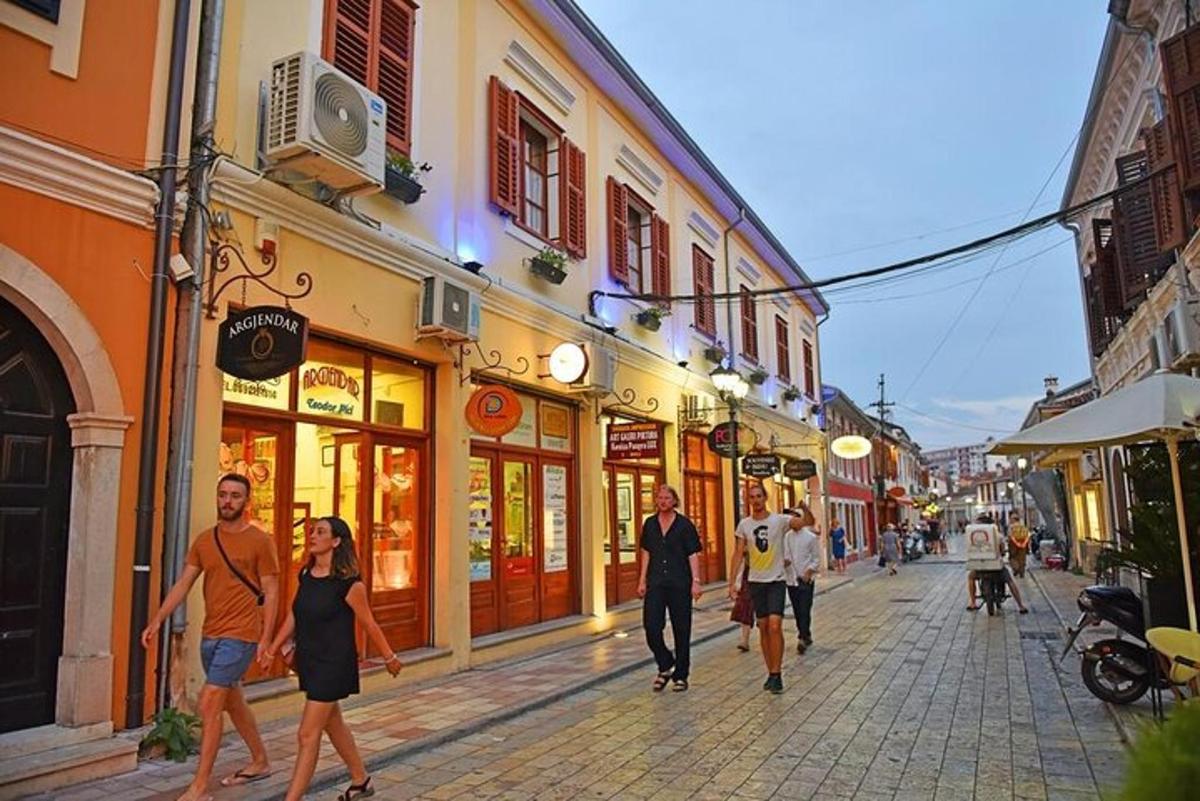 skupina lidí jdoucích po ulici