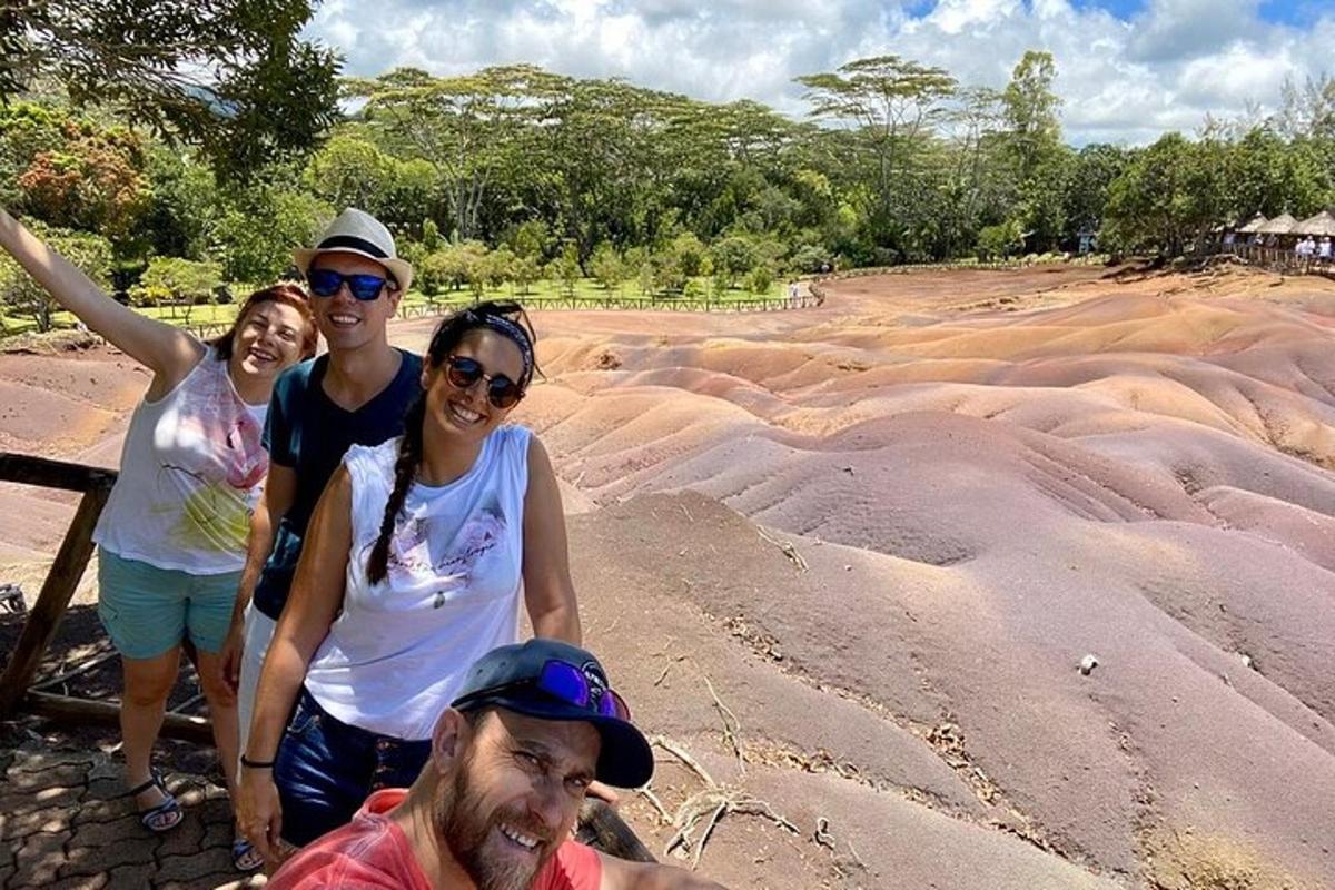 un grup de persones posant per a una foto a la platja