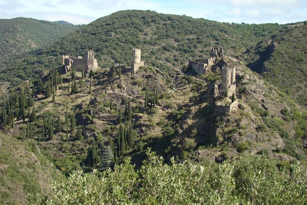 ένα παλιό κάστρο στην κορυφή ενός βουνού
