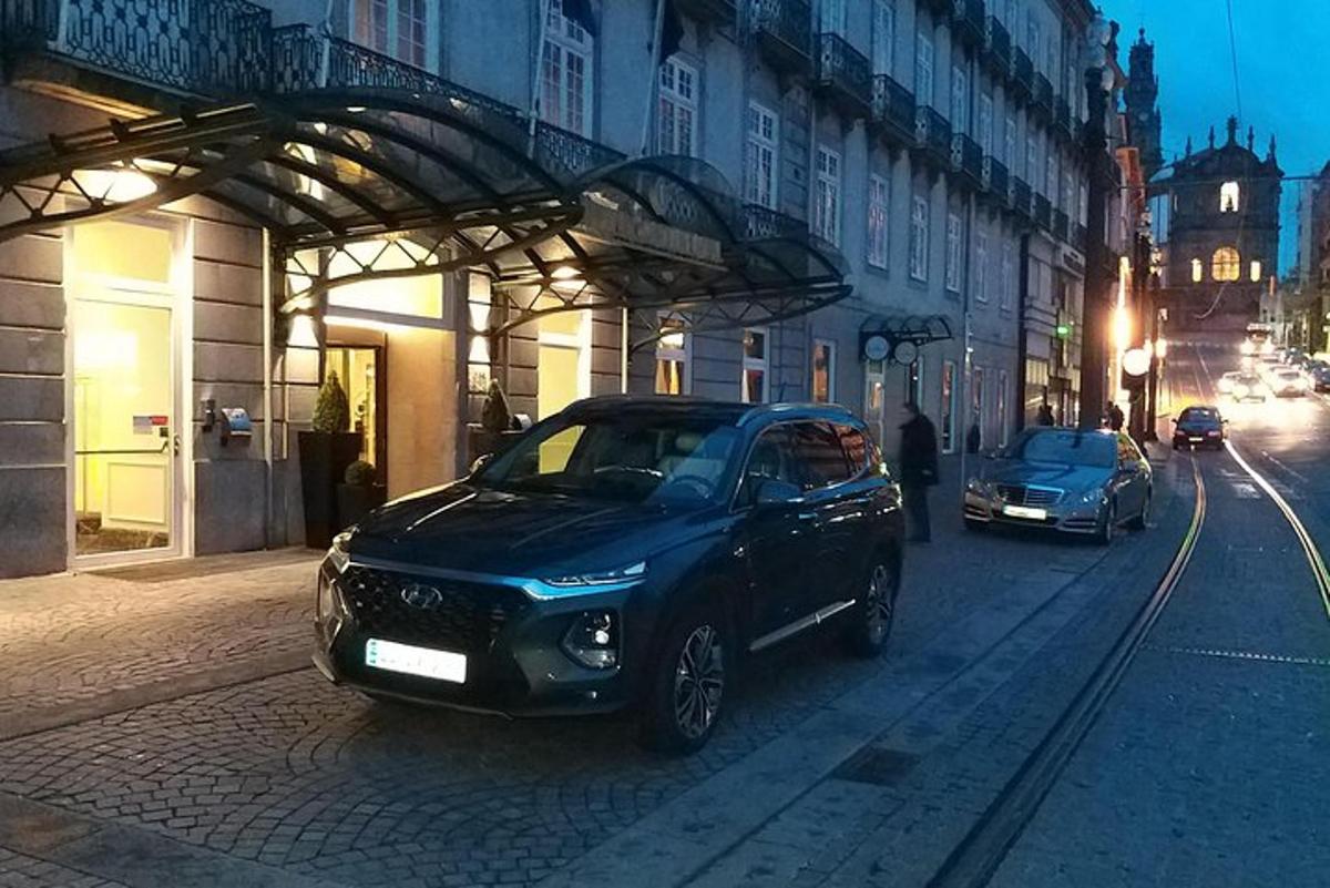 Un coche negro aparcado en una calle de la ciudad por la noche.