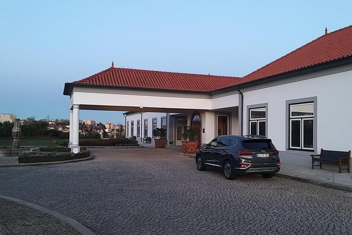 en bil parkert foran et hus