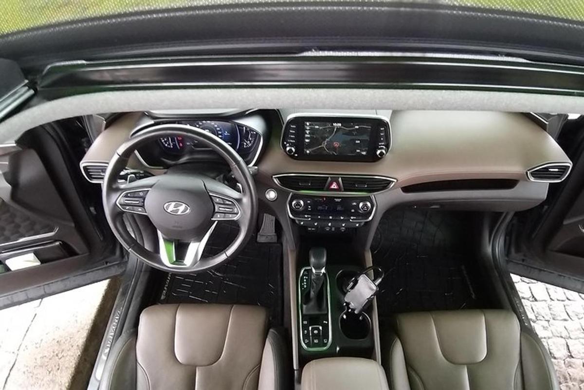 isang view ng manibela at dashboard ng isang kotse