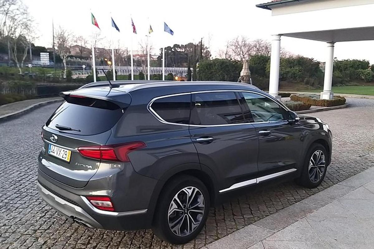 šedé auto zaparkované na parkovišti