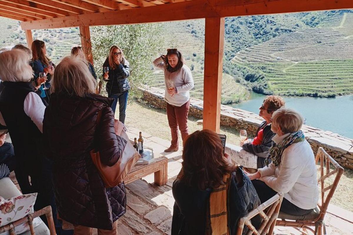 grupp inimesi, kes istuvad paviljonis laua taga