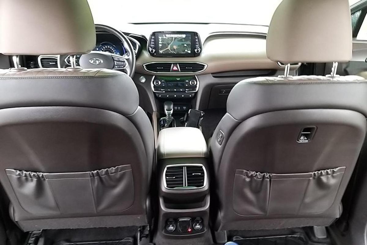 una vista de los asientos traseros de un coche