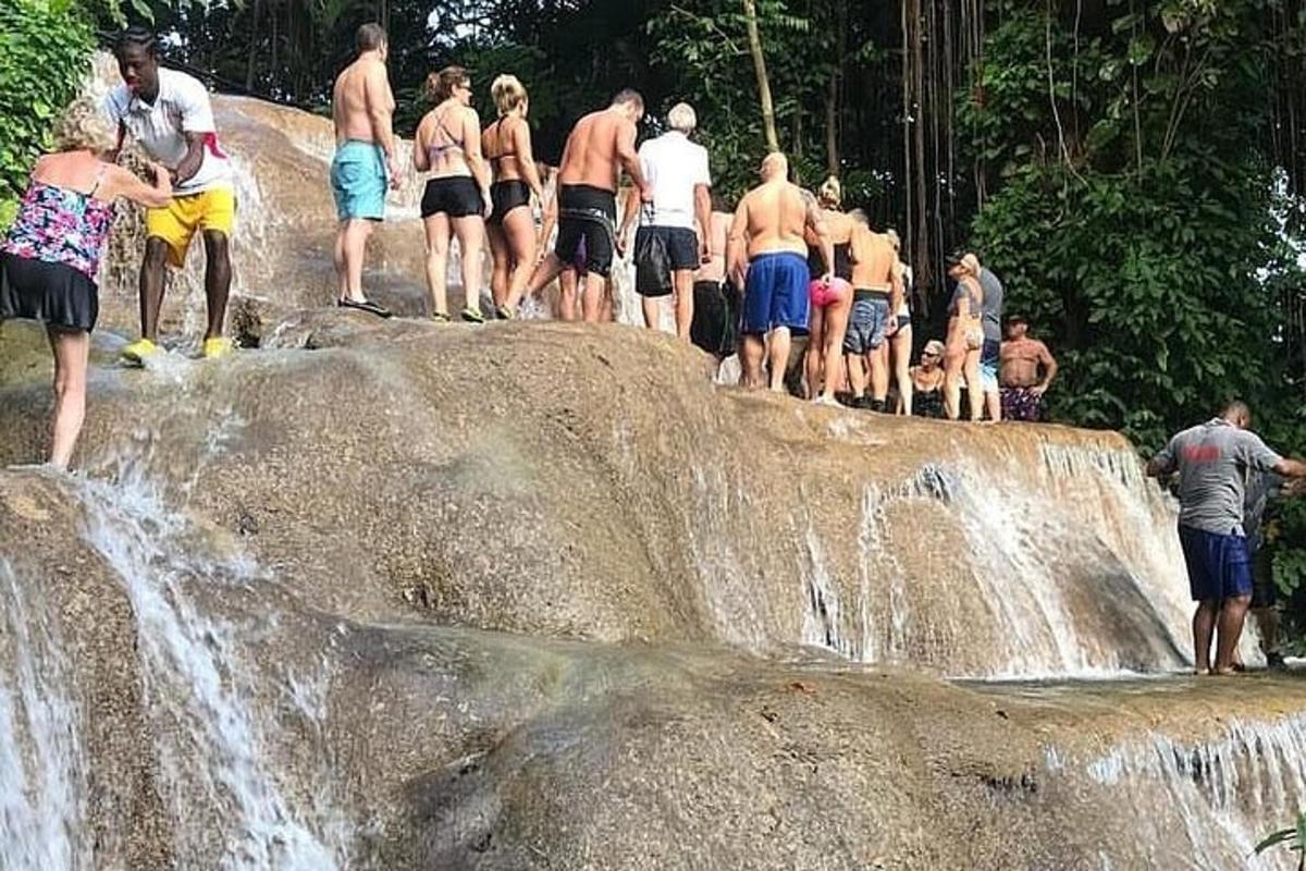 grupp inimesi, kes seisavad juga tipus