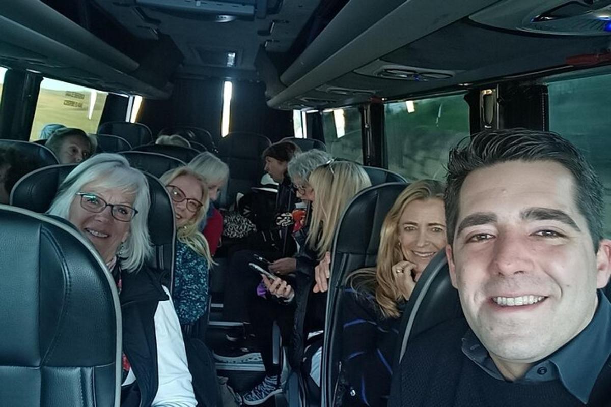 grupp inimesi istub bussis