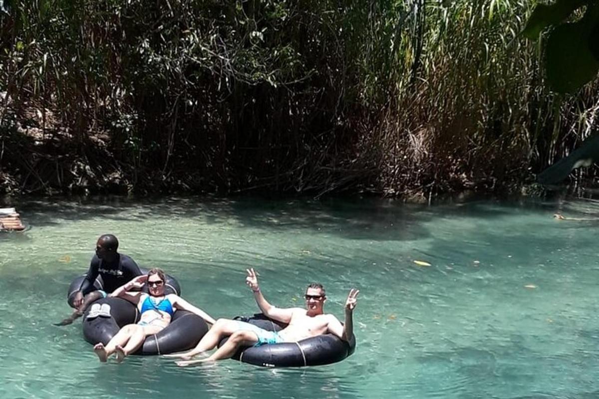 skupina lidí jedoucích na tubách ve vodě
