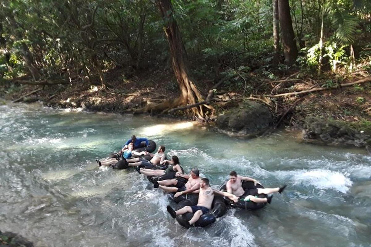 un grup de oameni care coboară pe un râu pe o plută