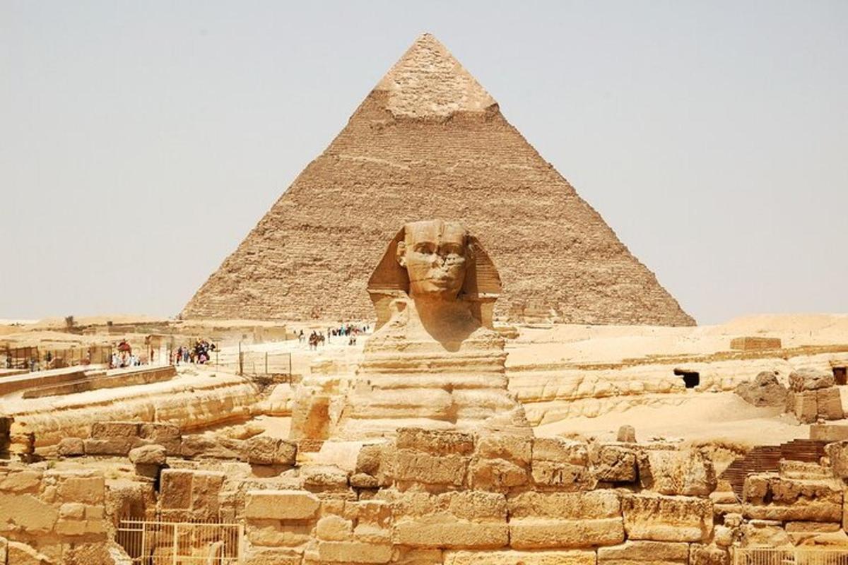 une statue devant la pyramide