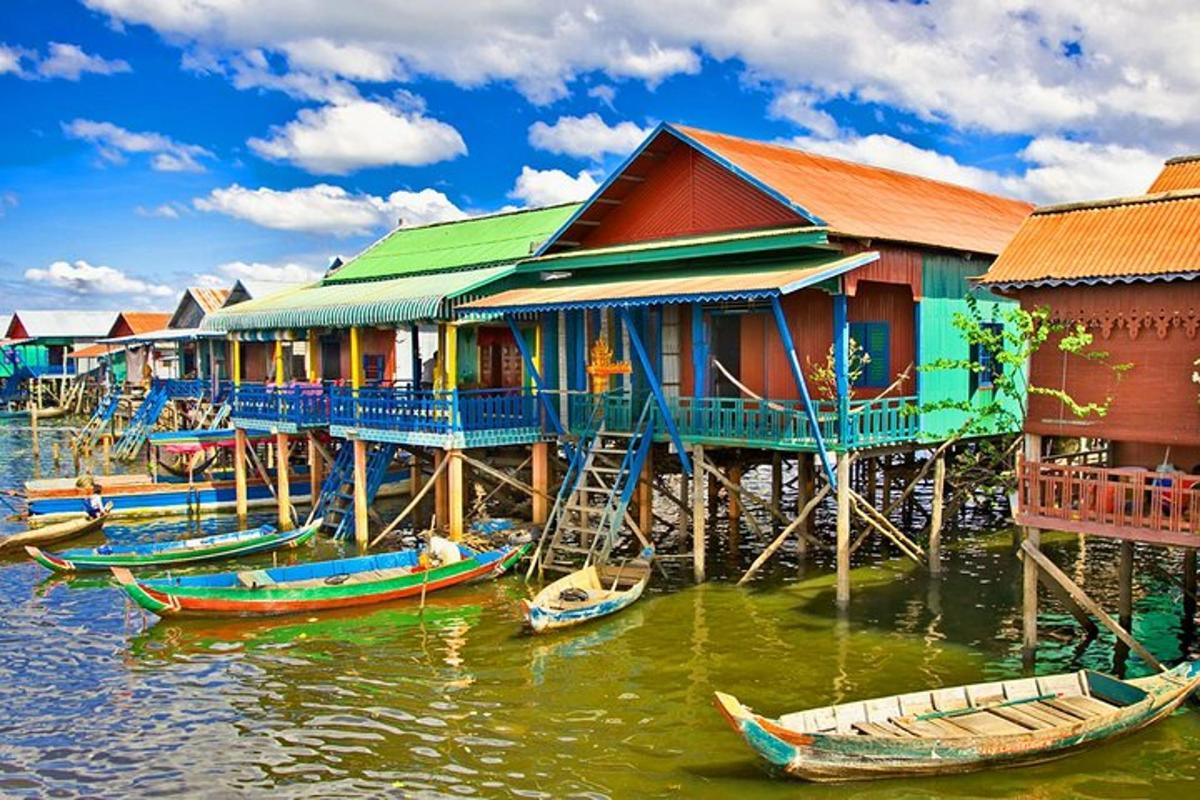 un groupe de maisons sur l'eau avec des bateaux